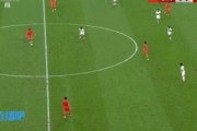 媒体人质疑草坪状况：这球是什么运动轨迹？这场地条件也忒…